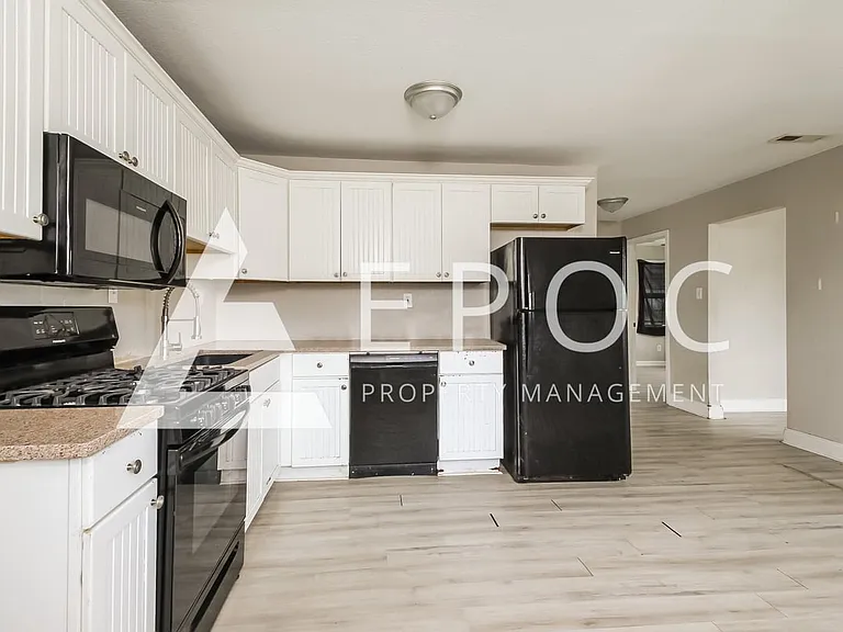 1565 N Elgin Ave — Photo 2