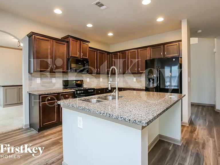 270 Freedom Pkwy — Photo 5