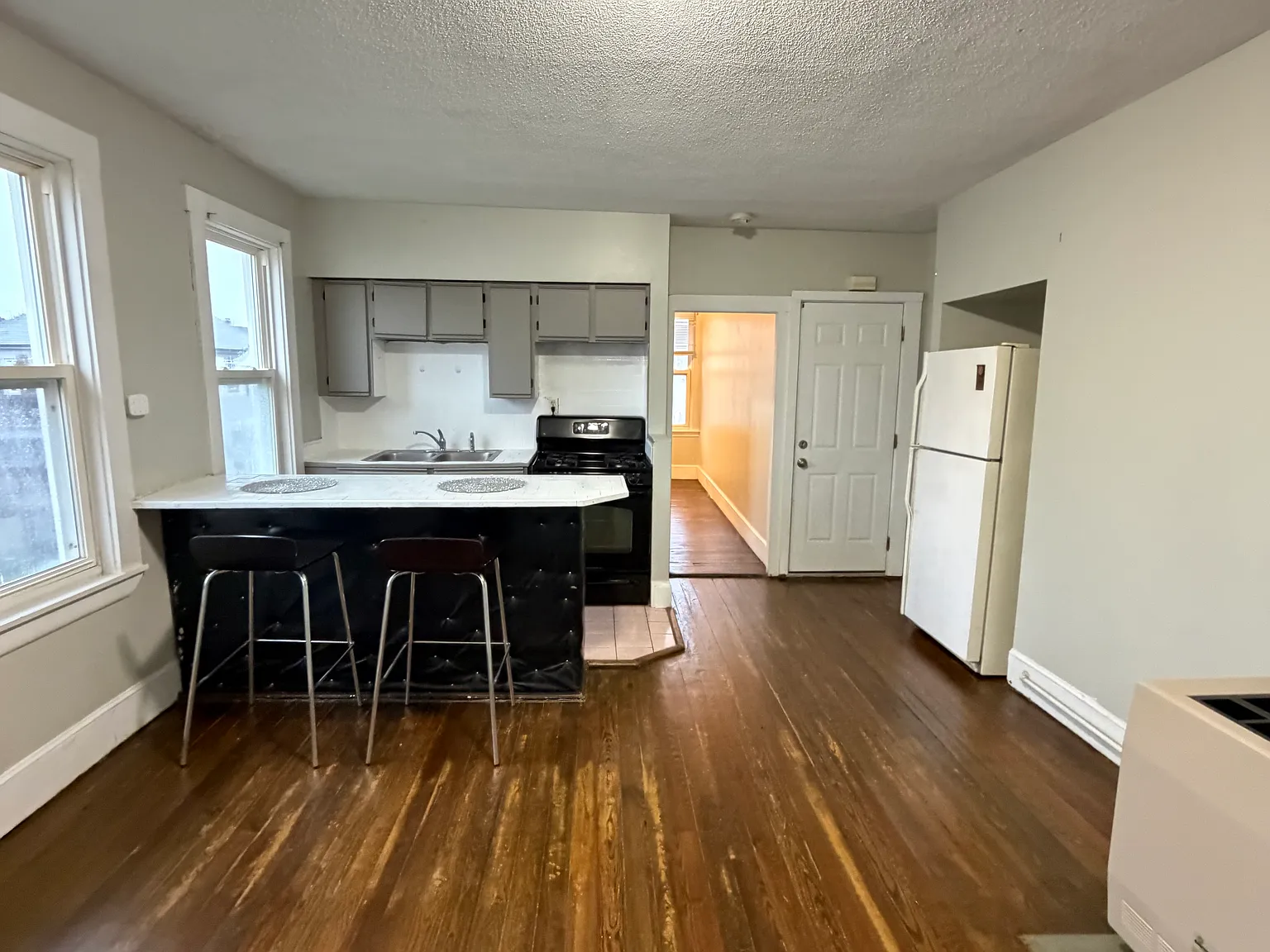 2 bed, 800 sqft, $1,300 — Photo 1