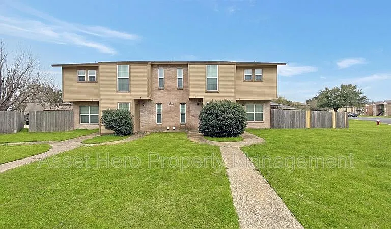 1811 Woodsman Dr #C — Photo 1