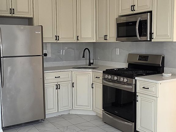 4th image of 416 41st St Floor 2