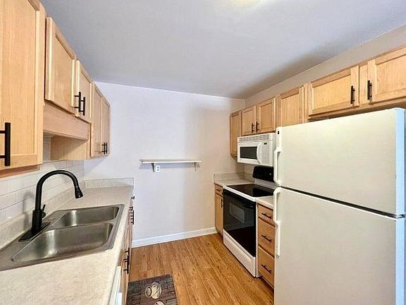 3rd image of 21 Rivers Point Row APT 1E