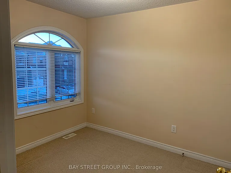 87 Hammersly Blvd — Photo 24