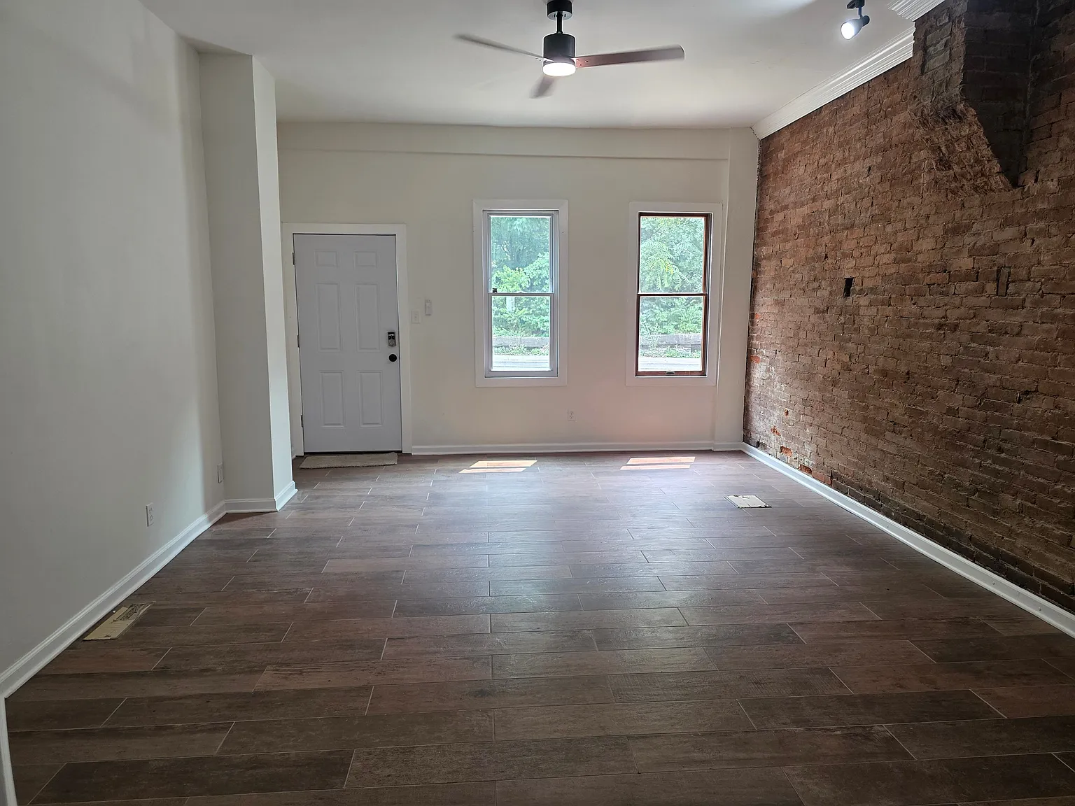 407 E Carson St — Photo 4