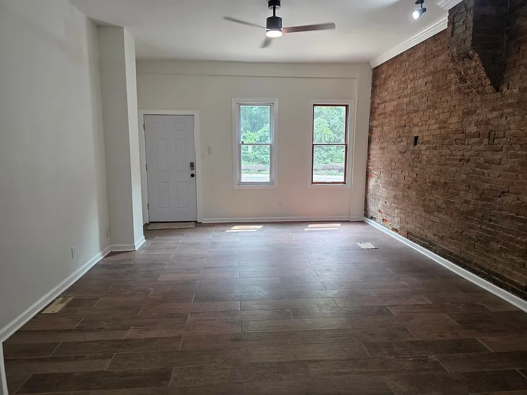 407 E Carson St — Photo 4