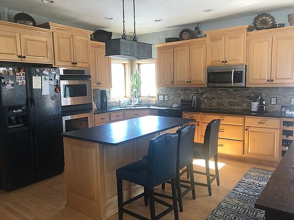 Kitchen with large island