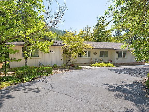 2nd image of 627 Carriage Rd