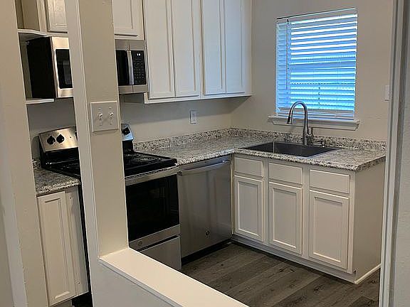 2nd image of 1219 Hampshire Ln