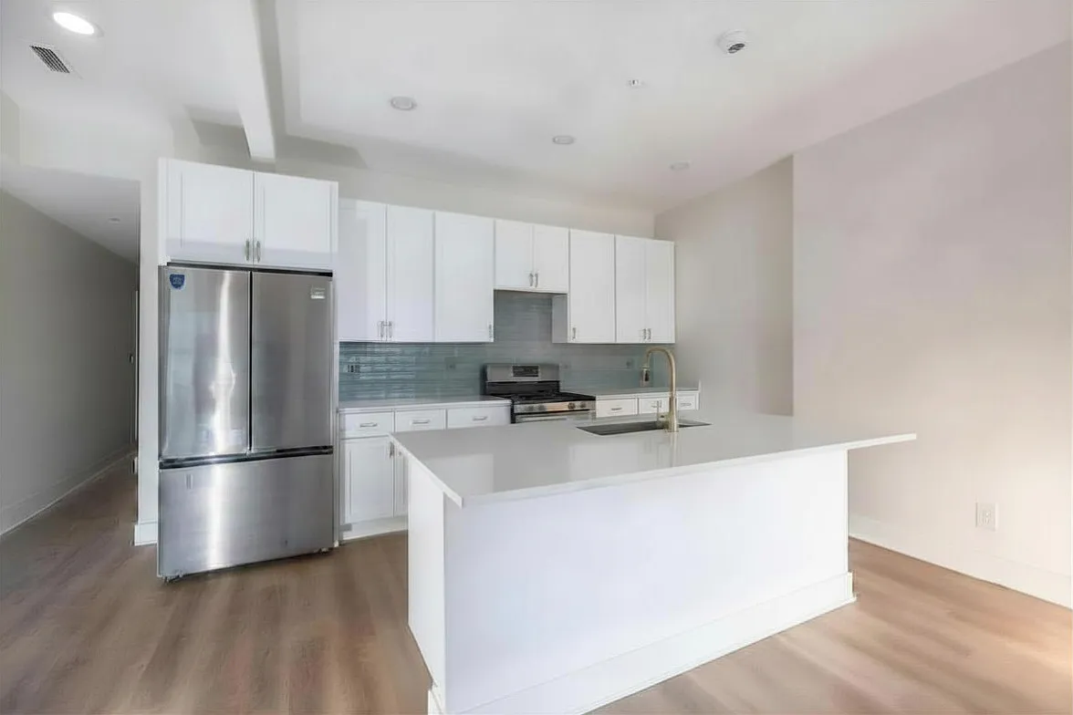 821 W Montrose — Photo 1