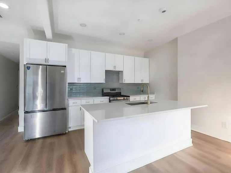 821 W Montrose — Photo 18