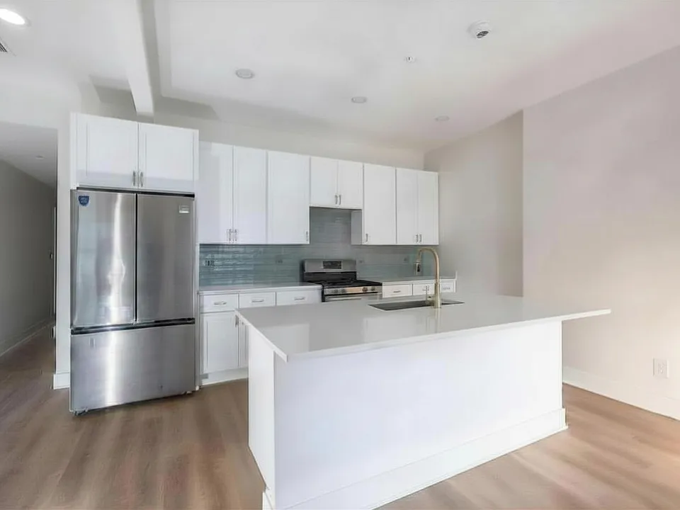 821 W Montrose