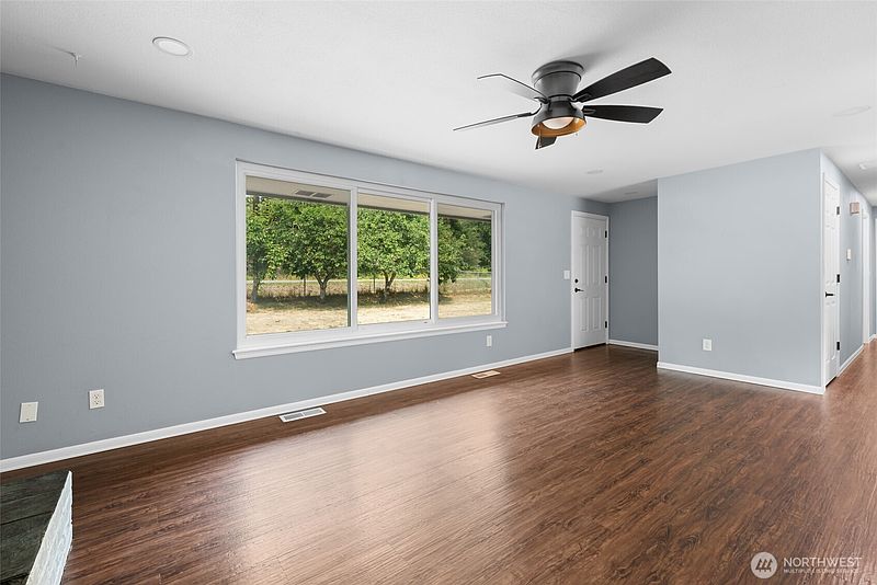 4th image of 216 E Sleeper Road