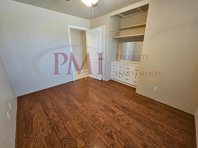 1735 S Locust St — Photo 11