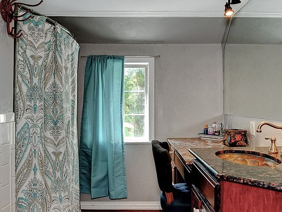 5th image of 2402 W Crawford St