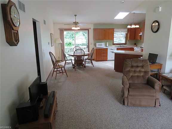 5th image of 142 N Linden Ave APT 502