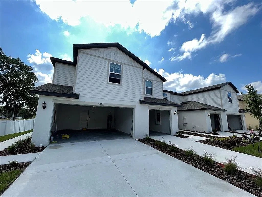 3 bed, 2.5 bath, 1817 sqft, $2,500 — Photo 2