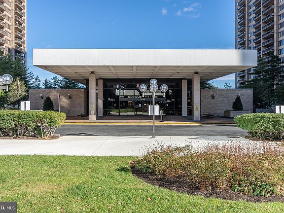 3rd image of 3705 S George Mason Dr APT 1506S