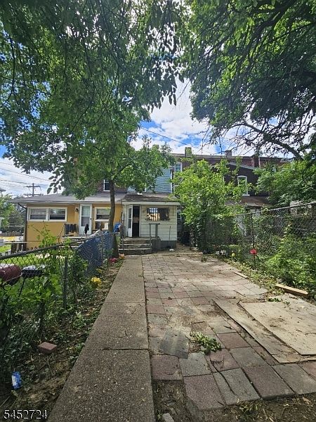 2nd image of 302 Pennington Ave