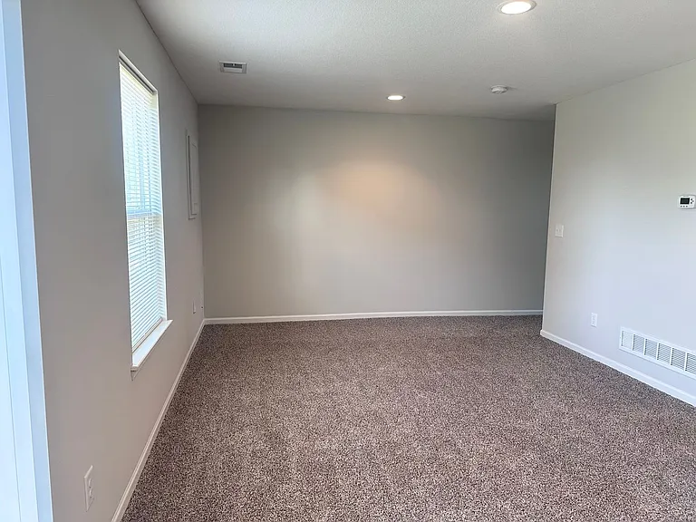 1540 NE Erin Ct — Photo 3