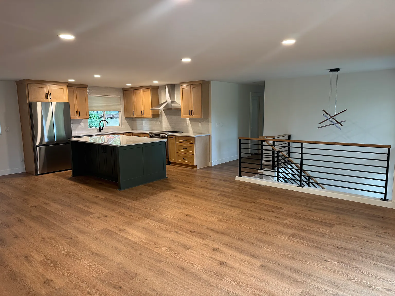 4 bed, 1976 sqft, $4,995 — Photo 2