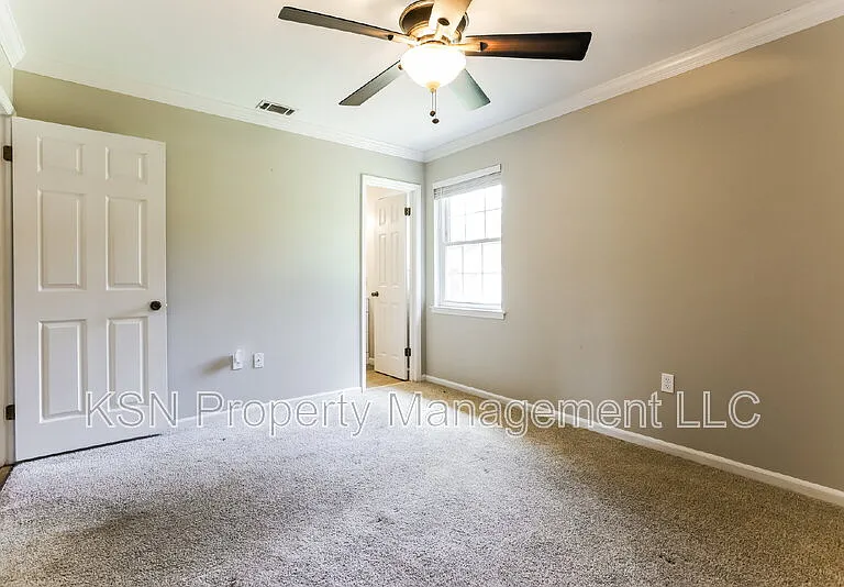 503 W Tietgen St — Photo 8