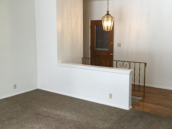 Entryway (hardwood floors)