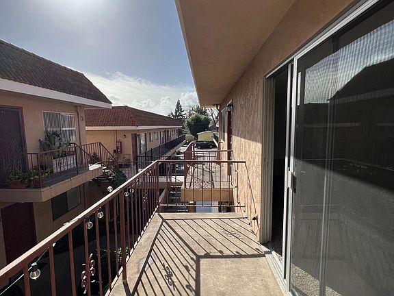 5th image of 1905 De La Vina St #7