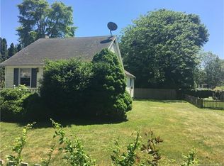 11 North St, Old Saybrook, CT 06475