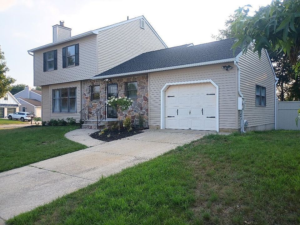 1st image of 2 Boothbay Dr