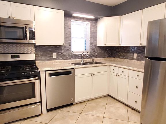 3rd image of 6353 Chaucer Dr