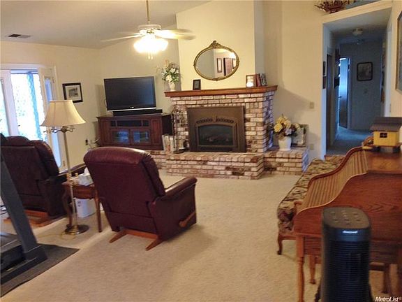 3rd image of 1301 Columbia Dr