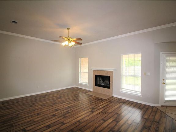 4th image of 1124 Oak Grove Ln