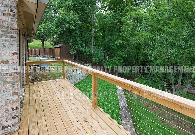 165 Lakeshore Ct — Photo 10