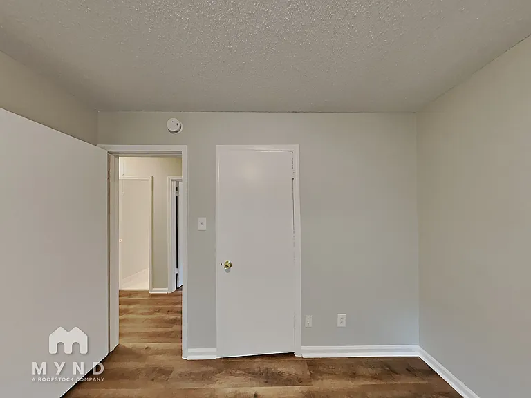 6590 Embassy Cir — Photo 10