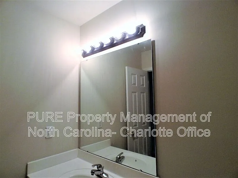 3 bed, 2.0 bath, 1171 sqft, $1,689 — Photo 3