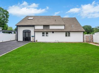 205 Blueberry Ln, Hicksville, NY 11801