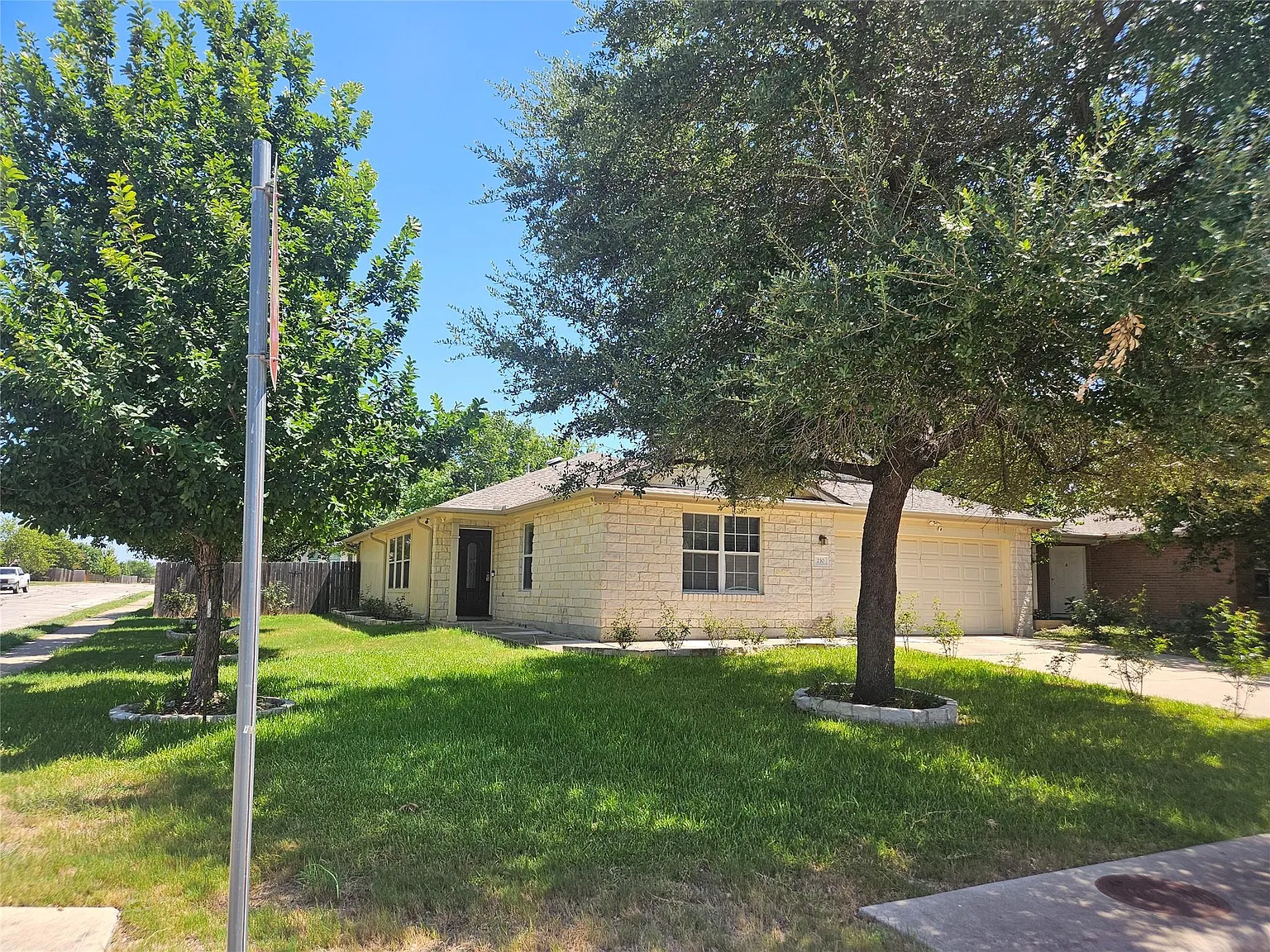 4 bed, 2.0 bath, 1865 sqft, $1,950 — Photo 2