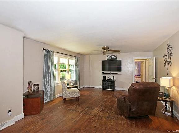 4th image of 1319 Arbor Dr