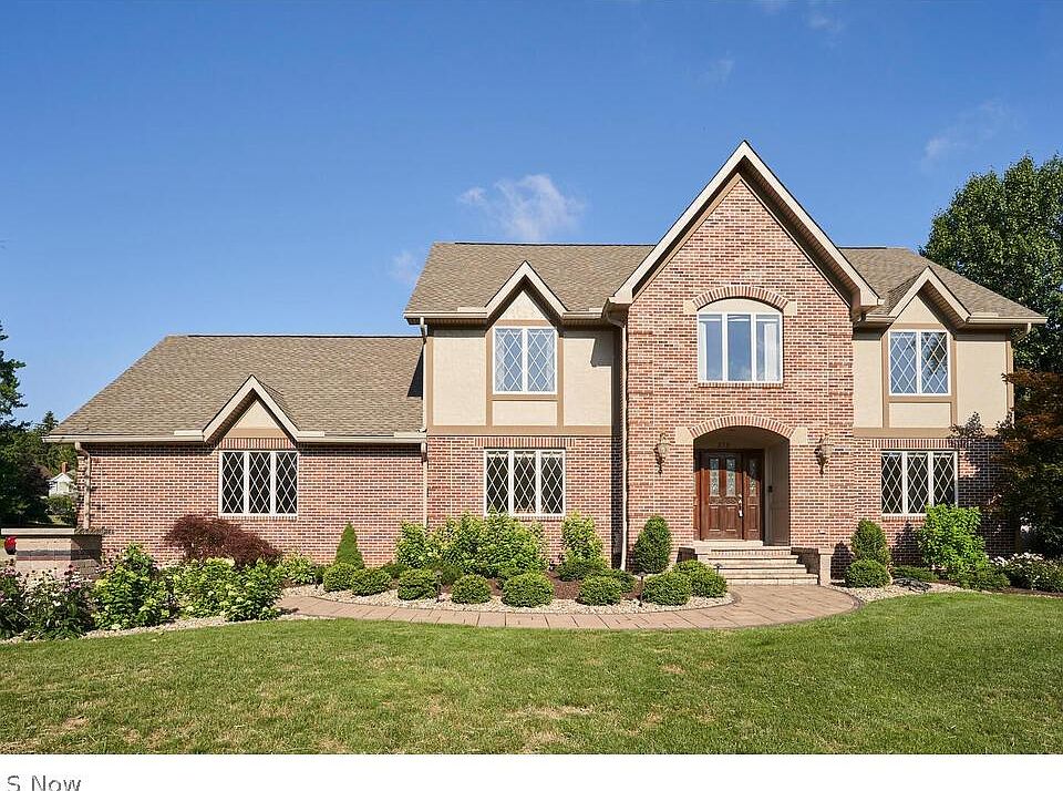 1st image of 270 Hollythorn Dr