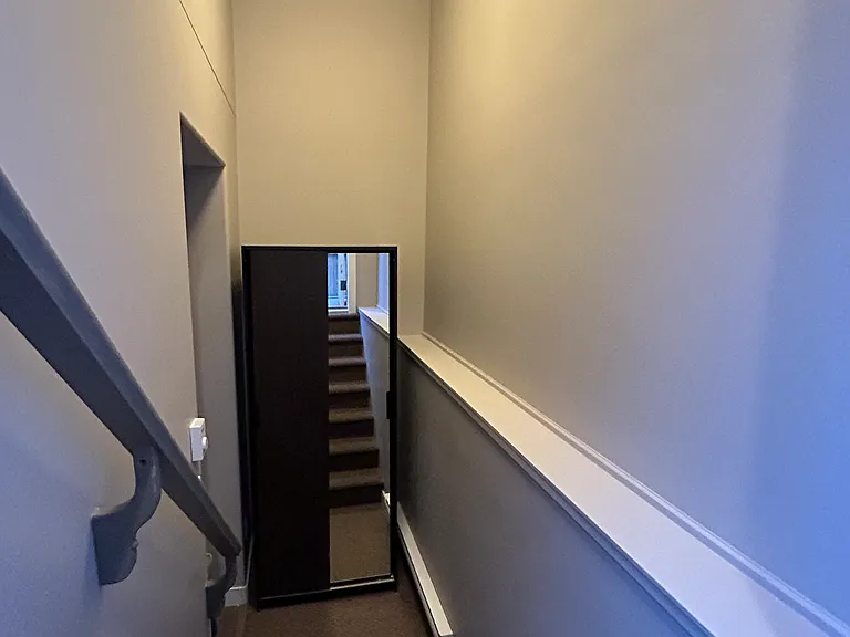 762 Hargreaves Cres — Photo 3
