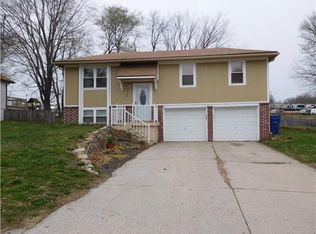 1112 Golfview Dr, Grain Valley, MO 64029