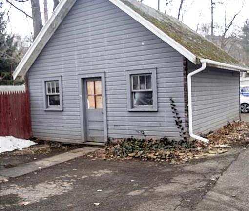 5th image of 135 Groton Ave
