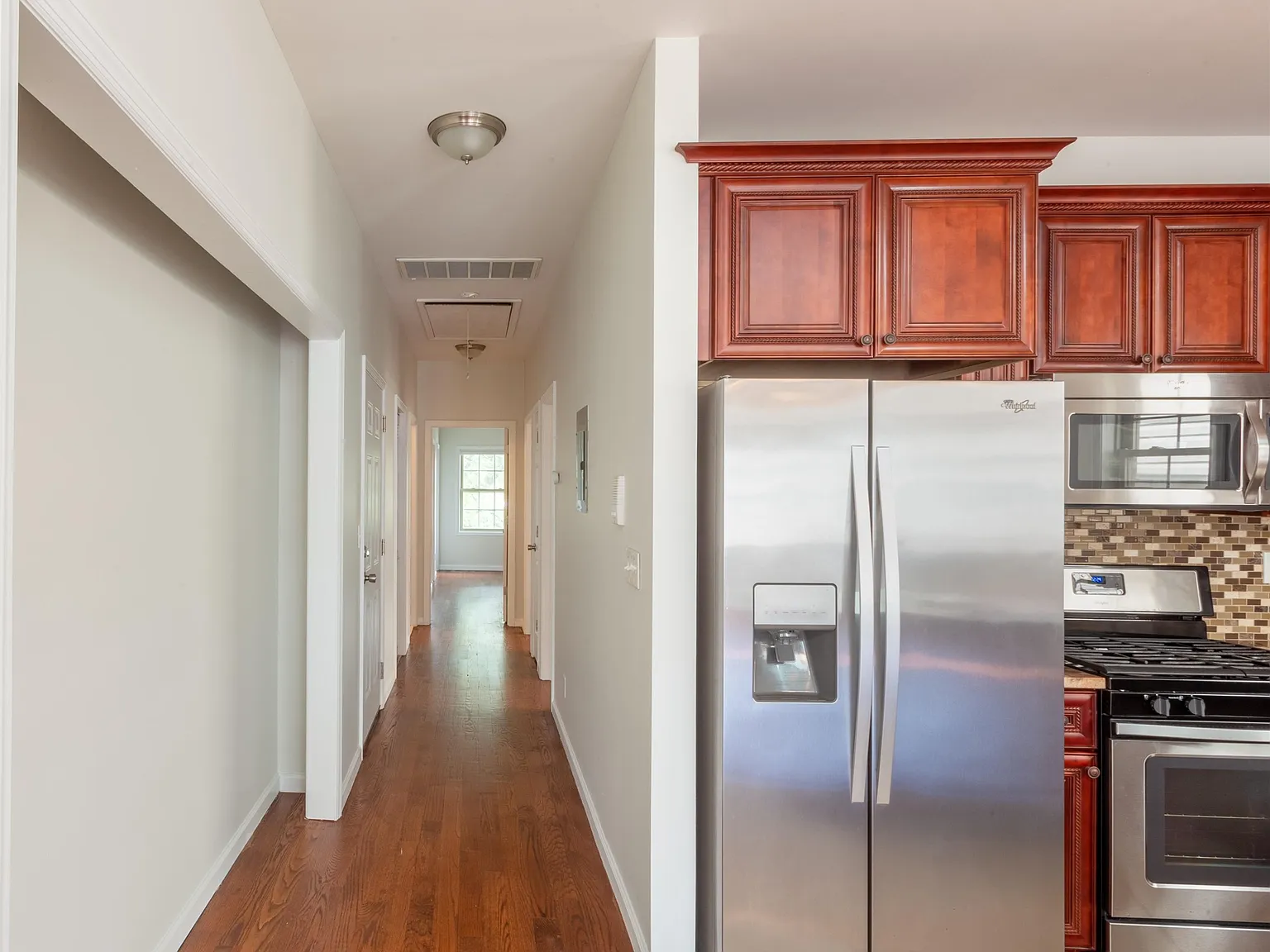 3 bed, 2.0 bath, 1250 sqft, $3,650 — Photo 4