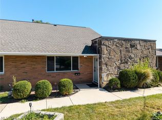 21860 River Oaks Dr APT 2G, Rocky River, OH 44116