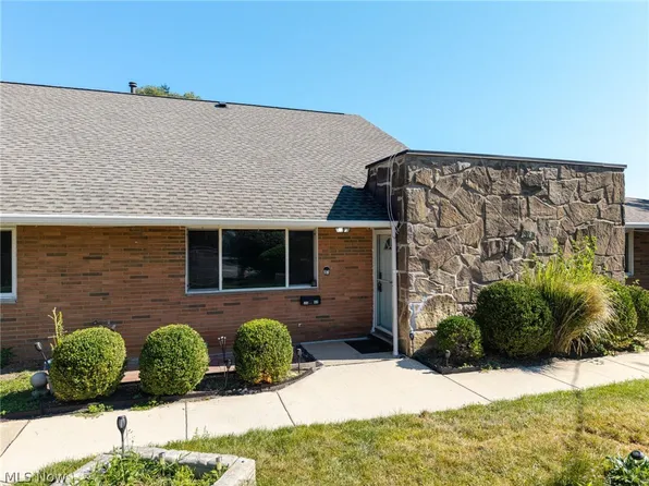 21860 River Oaks Dr APT 2G, Rocky River, OH 44116