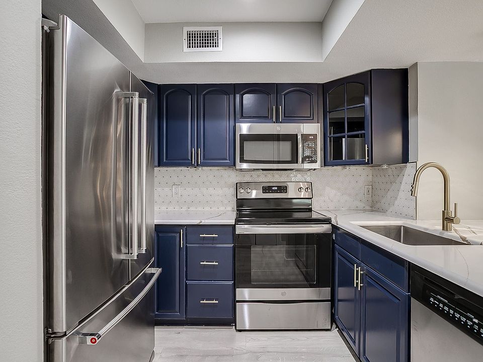Gorgeous Quartz Countertops and Intricate Backsplash!