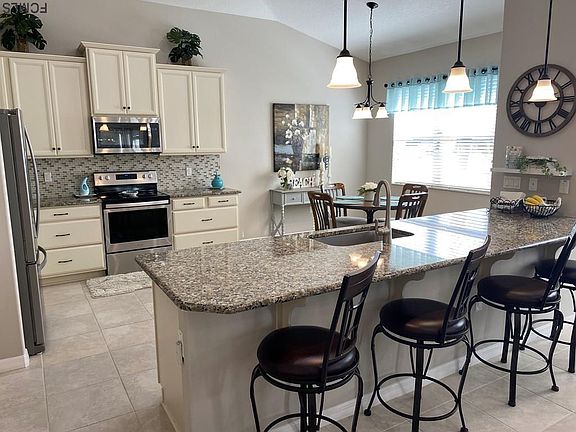 3rd image of 155 Park Place Cir
