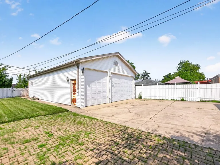 9228 Robinson Ave — Photo 17