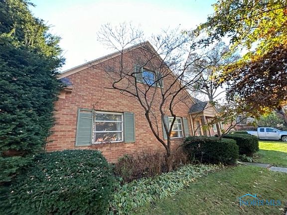 3rd image of 2255 Meadowwood Dr