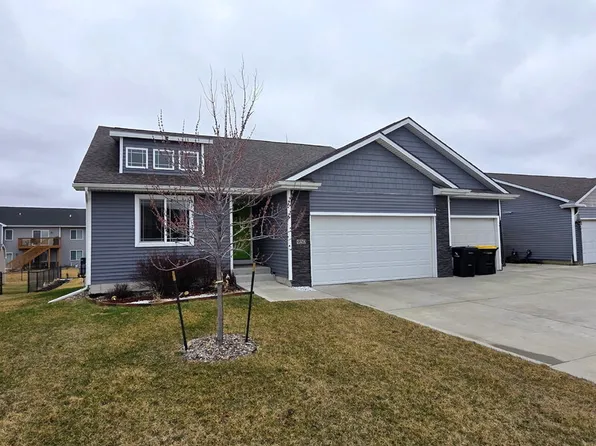 950 8th St, Waukee, IA 50263